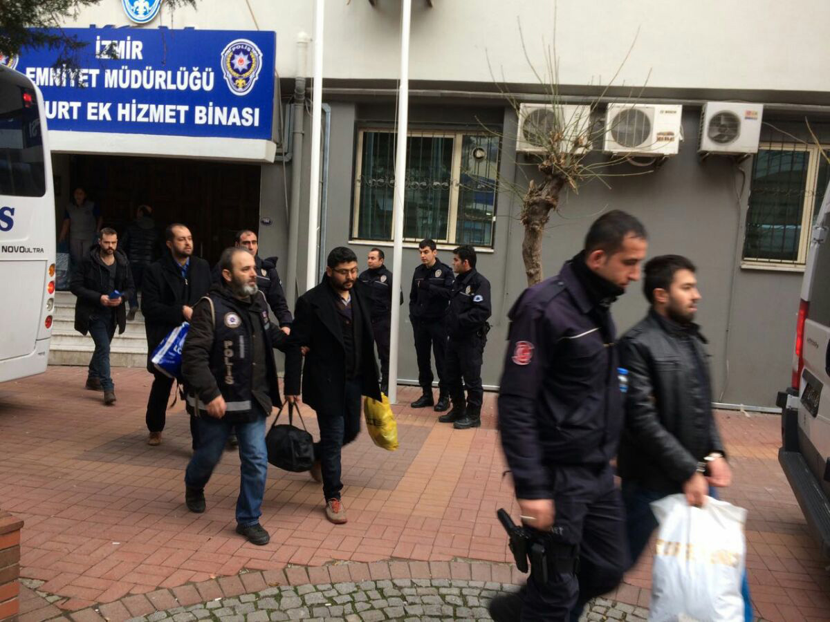 �zmir'deki FET� operasyonu: 27 ��pheli adliyeye sevk edildi