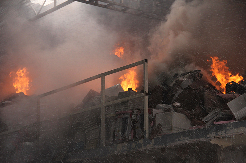 Adana'da plastik e�ya deposunda yang�n