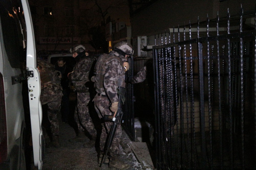 �stanbul'da bir�ok adrese e� zamanl� operasyon