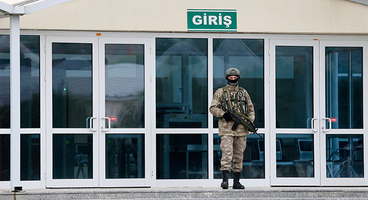 �stanbul'da darbeci askerlere y�nelik ilk dava nisan ay�na erteledi