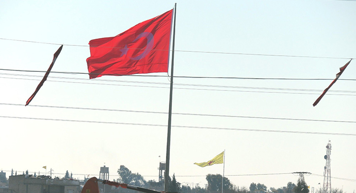 Suriye s�n�r�na dev T�rk bayra�� dikildi  