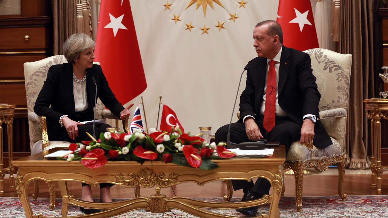 Theresa May'in Ankara'daki g�r��meleri s�ras�nda T�rk sava� u�a�� yap�m� i�in anla�ma imzaland�