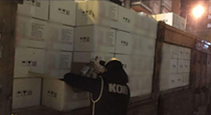 �zmir'den Denizli'ye giden kamyonda ele ge�irildi!.. 7 bin 616 litre!