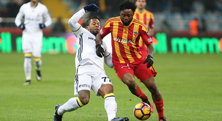 Fenerbah�e'ye zirve yolunda a��r darbe