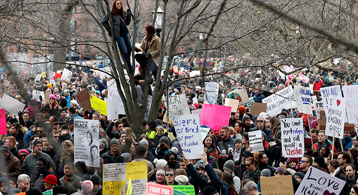 Binlerce ki�i Beyaz Saray �n�nde Trump'� protesto etti