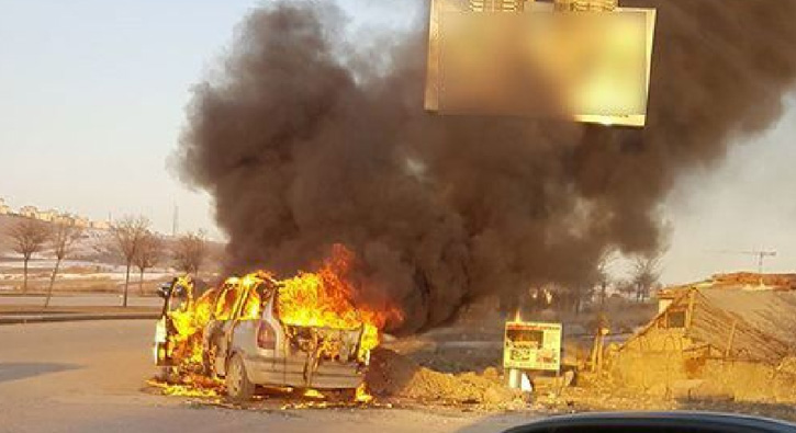 Seyir halindeki otomobil cay�r cay�r yand�