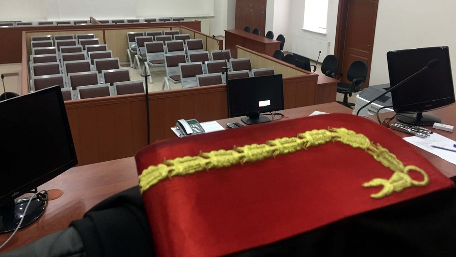Hakim FET�'c�leri yarg�larken a���a al�nd�