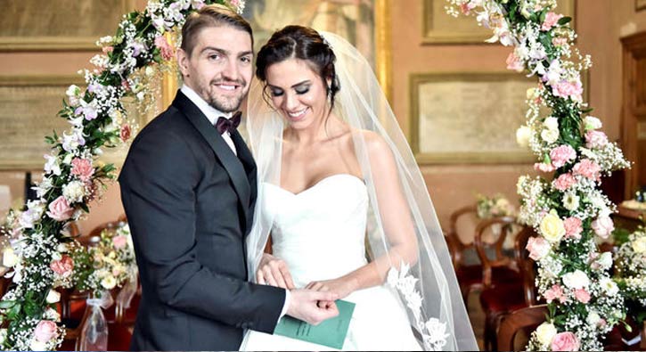 ��kran Oval�'dan Asena'ya �ark�l� g�nderme