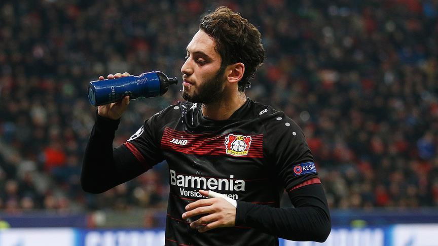 Bayer Leverkusen'den Hakan �alhano�lu'nun cezas�na tepki