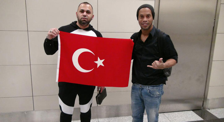 Ronaldinho �stanbul'a geldi!