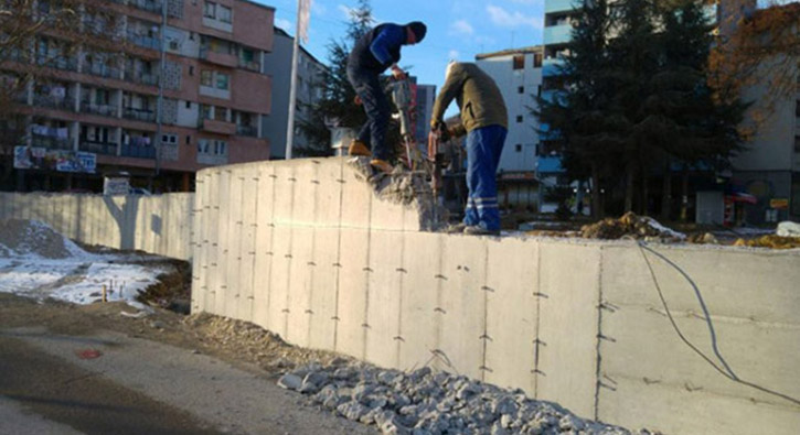 Gerilime neden olan duvar y�k�l�yor