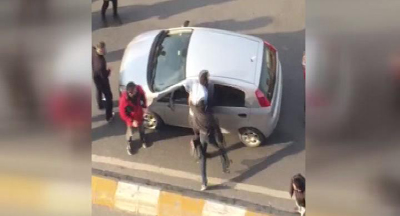 Taksim'de b��akl� kavga kamerada