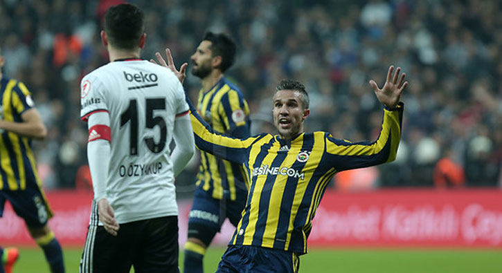 Van Persie ile O�uzhan �zyakup'un tart��mas� �ngiliz bas�n�nda konu oldu