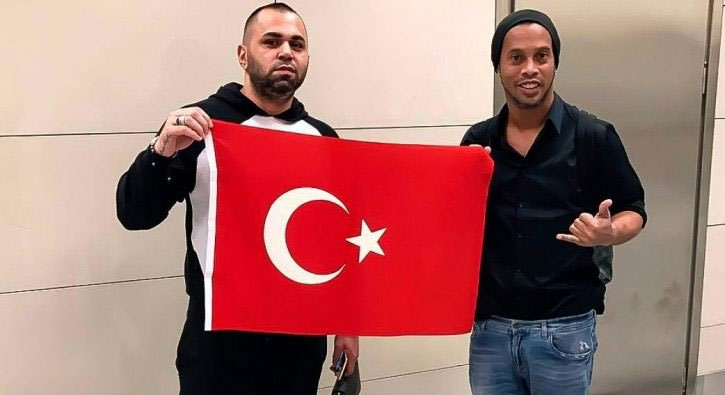 Ronaldinho'nun menajeri mit Akbulut, yldz futbolcu 4 byklerden birinde oynayabilir dedi