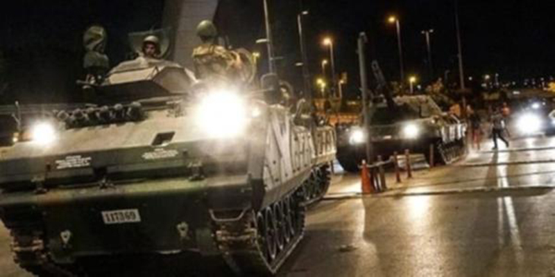 Darbeci y�zba��dan ''halk� ezin'' emri!