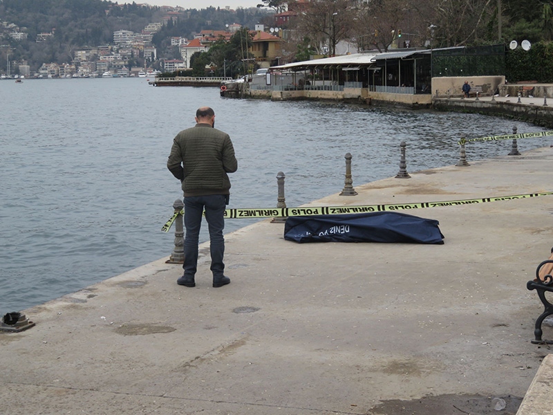 �sk�dar'da denizden ceset ��kt�