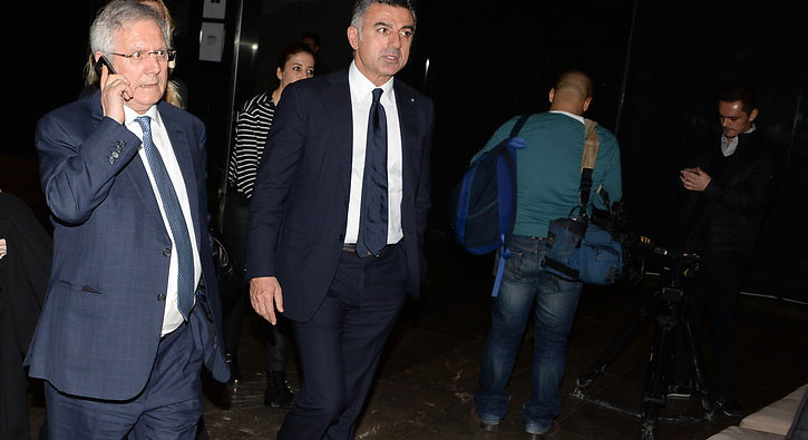 Aziz Y�ld�r�m Be�ikta� derbisinin devre aras�nda oyuncular�na telefonla ba�land�