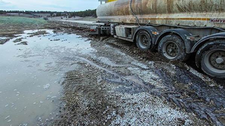 Tankerdeki asit yola akt�