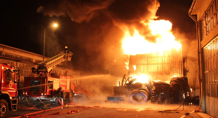 Plastik fabrikas�nda yang�n