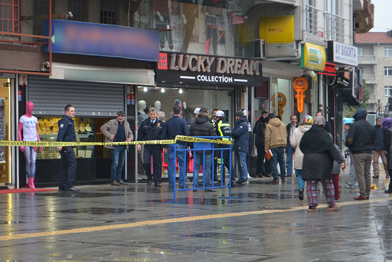 Kuyumcuyu iple ba�lay�p soygun yapt�lar