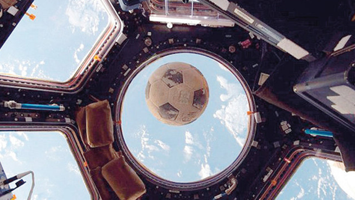 'Uzayda futbol topu' yalan�!