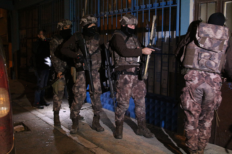 �stanbul'da helikopter destekli uyu�turucu operasyonu