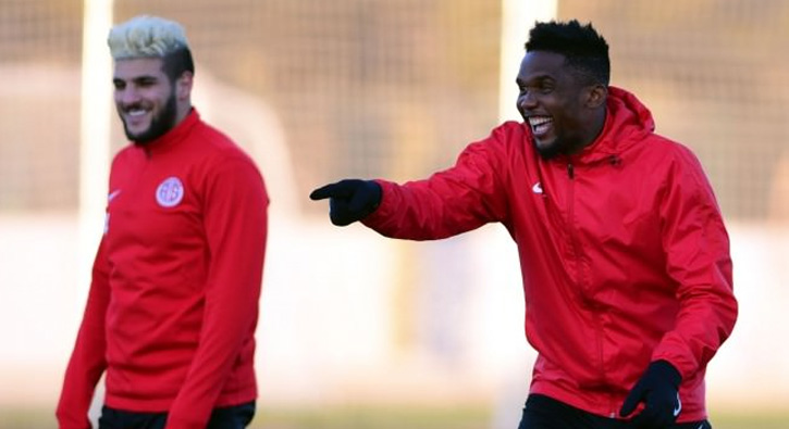 Eto'o �ocuk hayranlar�na kramponlar�n� hediye etti
