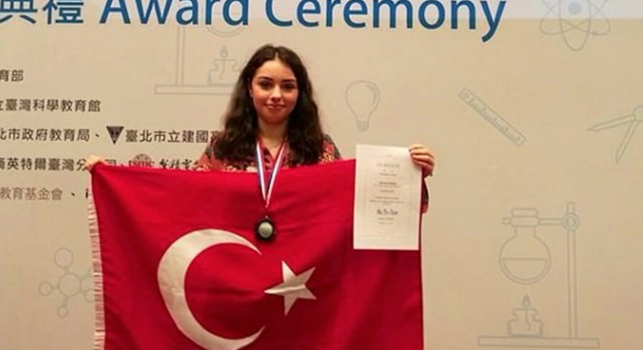 T�rk k�z�n�n tar�m robotu d�nya ikincisi oldu