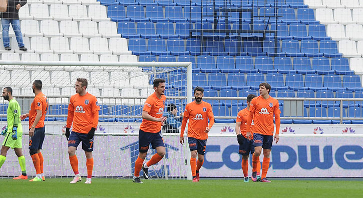 Ba�ak�ehir'den 5 futbolcu kart s�n�r�nda