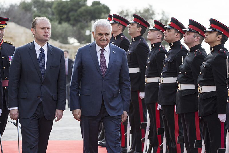 Ba�bakan Y�ld�r�m, Malta Ba�bakan� taraf�ndan resmi t�renle kar��land�