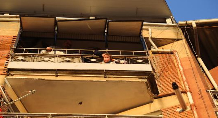 Ba�� balkon demirlerine s�k��an �ocu�u itfaiye kurtard�