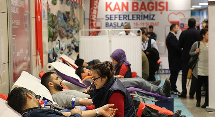 �stanbul'lular metro istasyonunda kan ba����nda bulundu