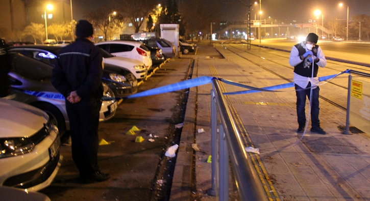 Konya'da tramvay dura��nda b��akl� kavga