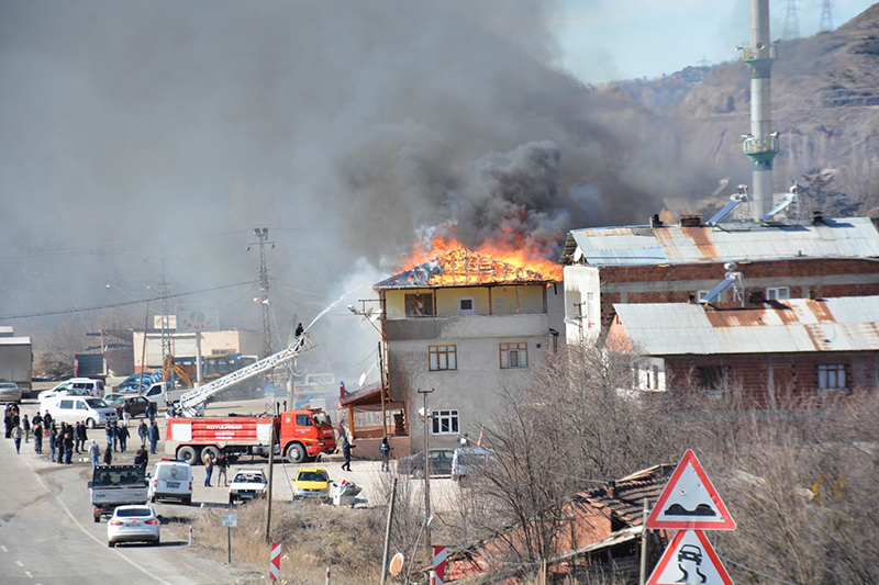 Koyulhisar'da �� katl� binada ��kan yang�n korkuttu