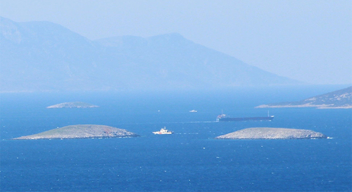 Trk Deniz Kuvvetleri'nin tatbikat Yunanistan' korkuttu