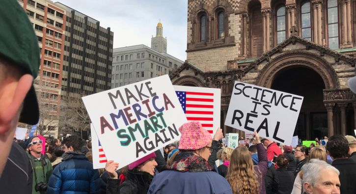 ABD'de bilim insanlar Trump' protesto etti
