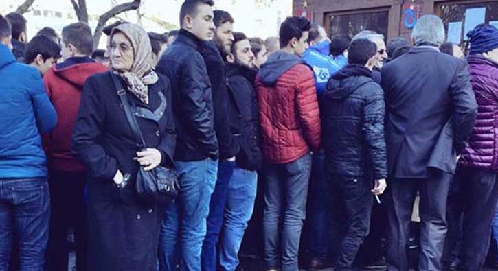 Trabzon'da bilet kuyruu bekleyen kadn sosyal medyada gndem oldu