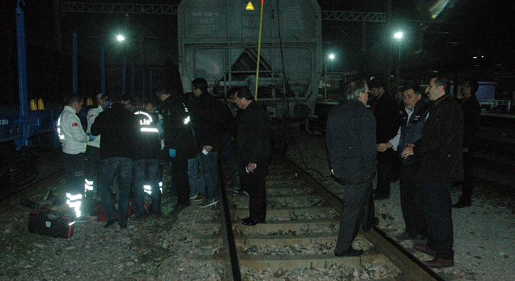 Tren vagonunun �zerinden ge�erken elektrik ak�m�na kap�ld�