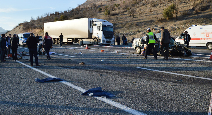 Ad�yaman'da feci kaza: 4 �l�, 2 yaral�