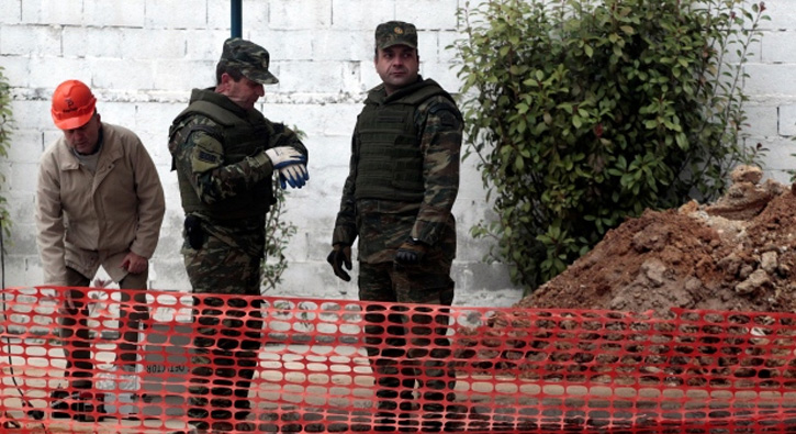 Atina'da polis merkezine braklan bomba imha edildi