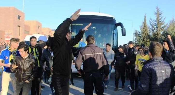 Fenerbah�e'ye Gaziantep'te protestolu kar��lama