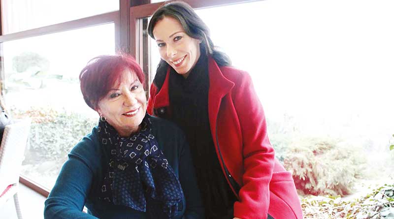 �zya�c�lar: Kap� aral���ndan evin i�indeki bizi izleyebilirsiniz