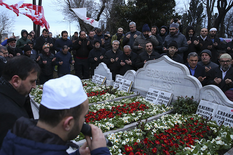 Necmettin Erbakan kabri ba��nda an�ld� 