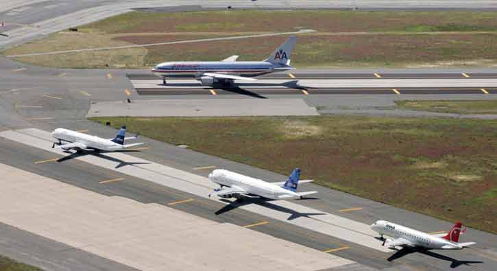 JFK'de u�aklar kalk��ta kuyruk olu�turdu