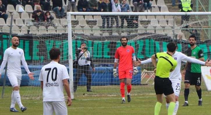 Sakaryaspor ma��nda hakeme krampona k�rm�z� kart