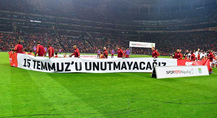 Galatasaray ve Beikta sahaya 15 Temmuz pankart ve ehitlerinin ocuklaryla kt