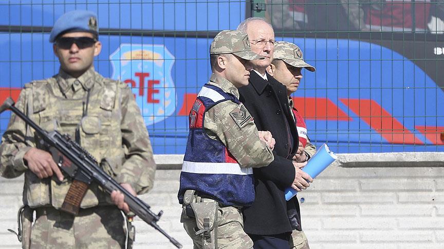 Darbeci generaller hakim kar��s�nda