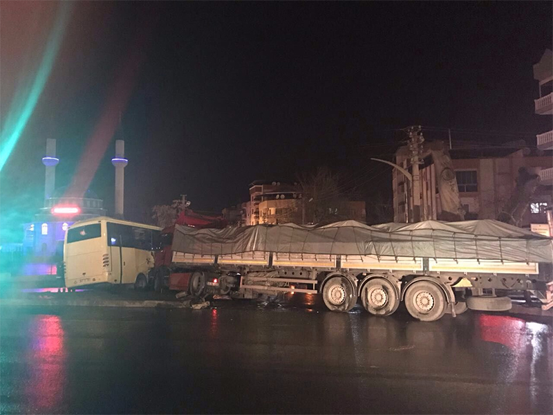 Manisa'da TIR iileri tayan midibse arpt: 10 yaral