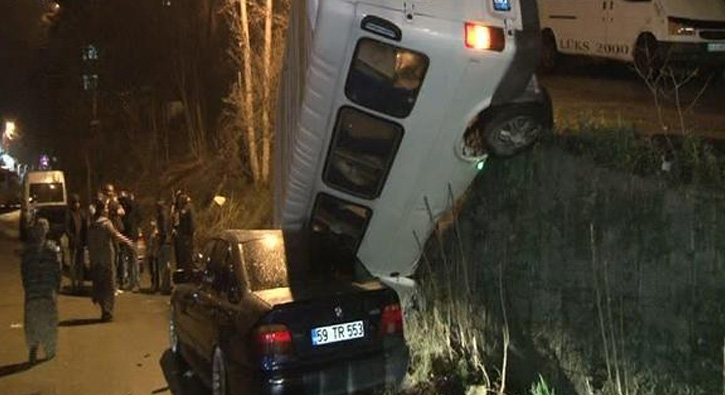 Beykoz�da facia ucuz atlat�ld�: Minib�s park halindeki arac�n �zerine �ak�ld�