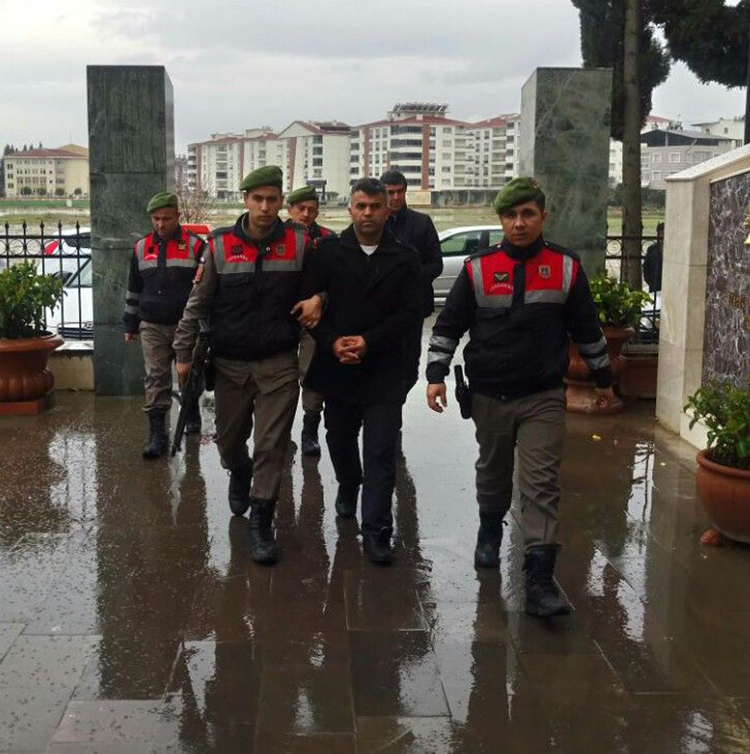 �zmir�de FET� operasyonu: 4 g�zalt�